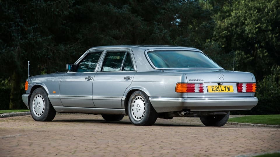 Královský Mercedes-Benz 560 SEL z roku 1988